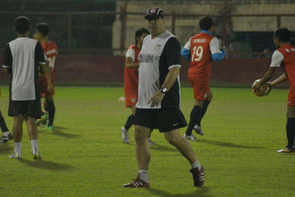 Pelatih kepala Robert Rene Alberts saat memimpin sesi latihan PSM Makassar di Stadion Andi Mattalatta Mattoanging pada Juni 2016. (Twitter.com/PSM_Makassar)