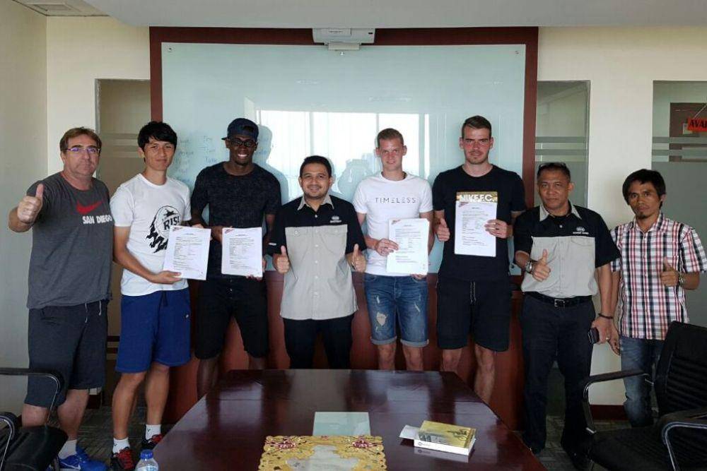 Para pemain asing baru PSM Makassar di bursa transfer tengah musim ISC A 2016 saat menandatangani kontrak pada 13 Juli 2016. (Twitter.com/PSM_Makassar)