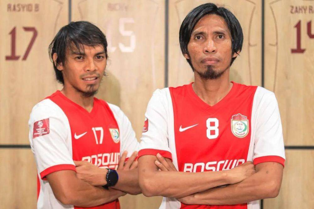 Rasyid Bakri dan Syamsul Chaeruddin berpose untuk promosi penjualan jersey PSM Makassar musim 2016. (Instagram.com/psm_makassar)