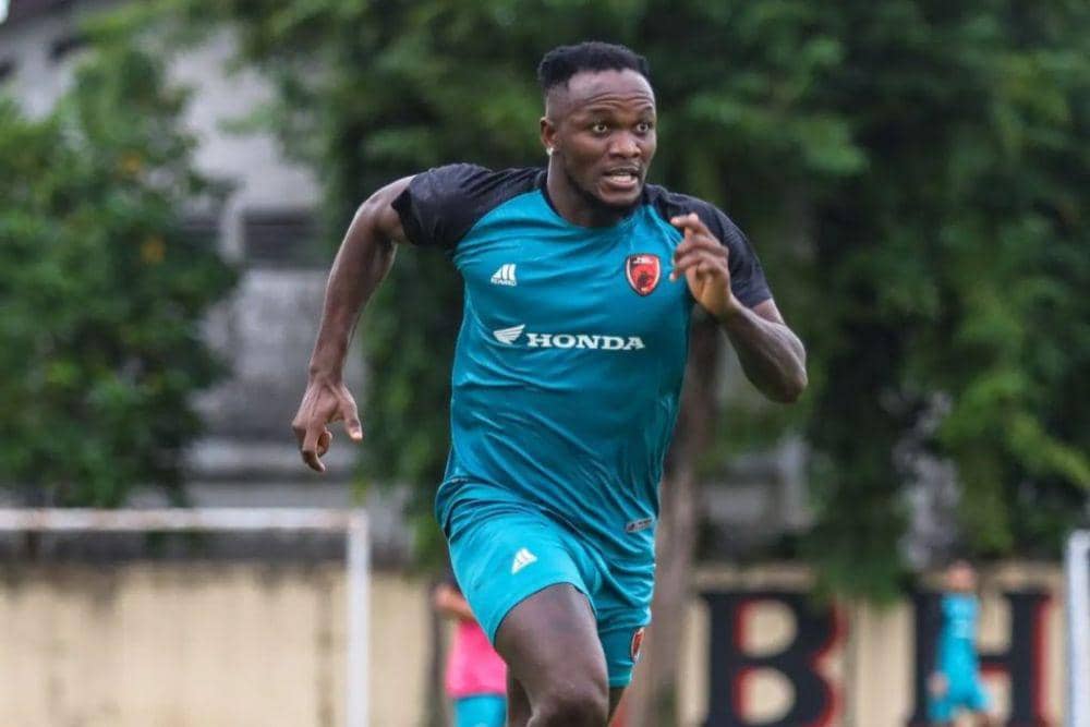 Pemain PSM Makassar, Victor Mansaray, dalam sesi latihan di Surabaya pada 20 April 2024. (Instagram.com/psm_makassar)