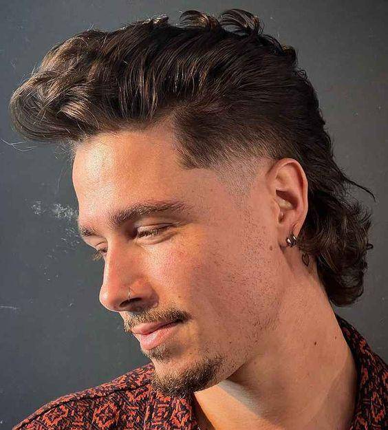 ilustrasi gaya rambut Curly with fade undercut (pinterest.com)