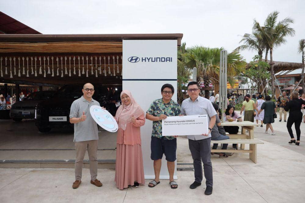 Penyerahan hadiah program Roda Keberuntungan Hyundai IONIQ 6 kepada pelanggan yang beruntung. (dok. Hyundai)