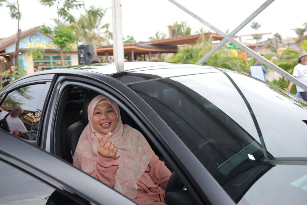 Penyerahan hadiah program Roda Keberuntungan Hyundai IONIQ 6 kepada pelanggan yang beruntung. (dok. Hyundai)