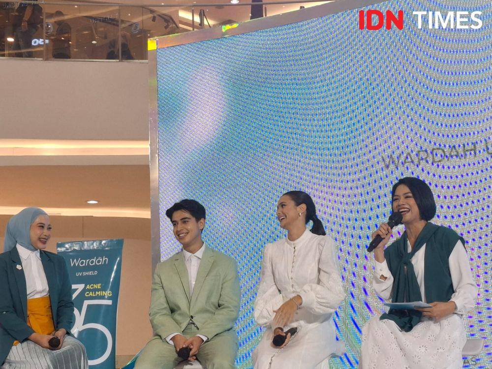 Press Conference The Launch of Wardah UV Shield Acne Calming Sunscreen Serum: The Real #AcneFighterProtector pada Rabu (29/5/2024) di Senayan City Mall, Jakarta. (IDN Times/Adyaning Raras)