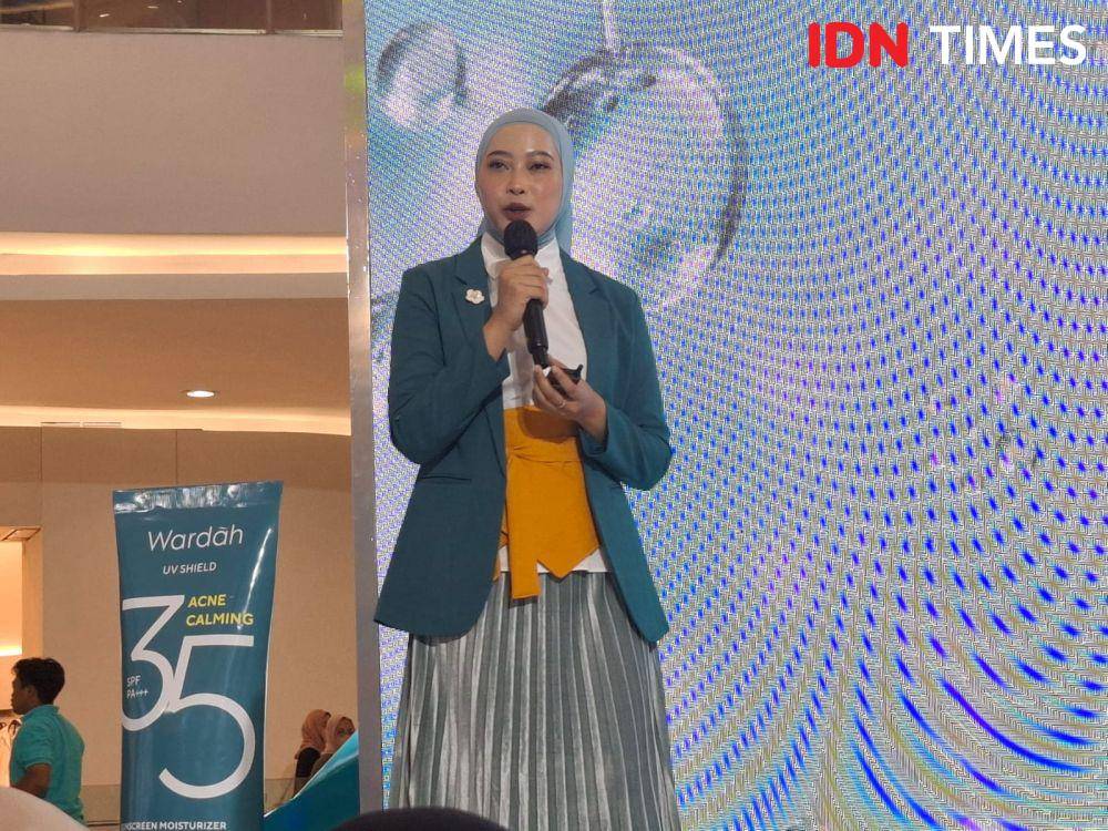 Press Conference The Launch of Wardah UV Shield Acne Calming Sunscreen Serum: The Real #AcneFighterProtector pada Rabu (29/5/2024) di Senayan City Mall, Jakarta. (IDN Times/Adyaning Raras)