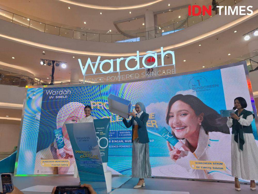 Press Conference The Launch of Wardah UV Shield Acne Calming Sunscreen Serum: The Real #AcneFighterProtector pada Rabu (29/5/2024) di Senayan City Mall, Jakarta. (IDN Times/Adyaning Raras)