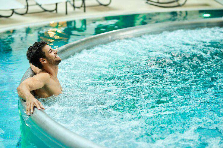 ilustrasi pria berenang di kolam air panas (freepik.com/Drazen Zigic)