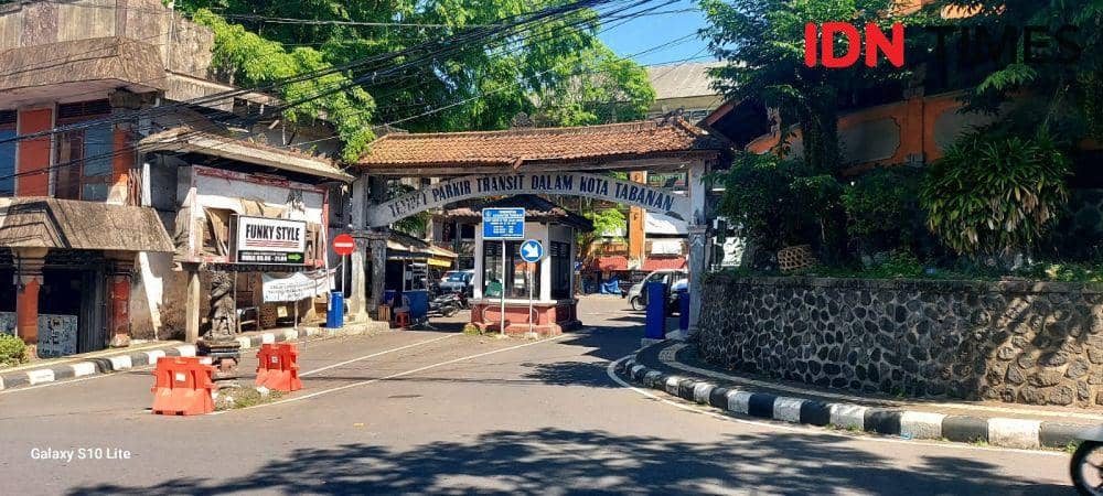 Pintu masuk parkir Pasar Tabanan (IDNTimes/Wira Sanjiwani)