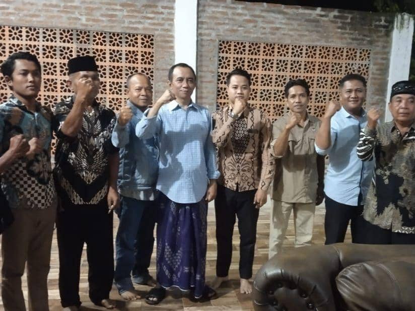 Relawan HBK Center berpose dengan baka Cabup Lotim Samsul Lutfi (IDN Times/Istimewa)
