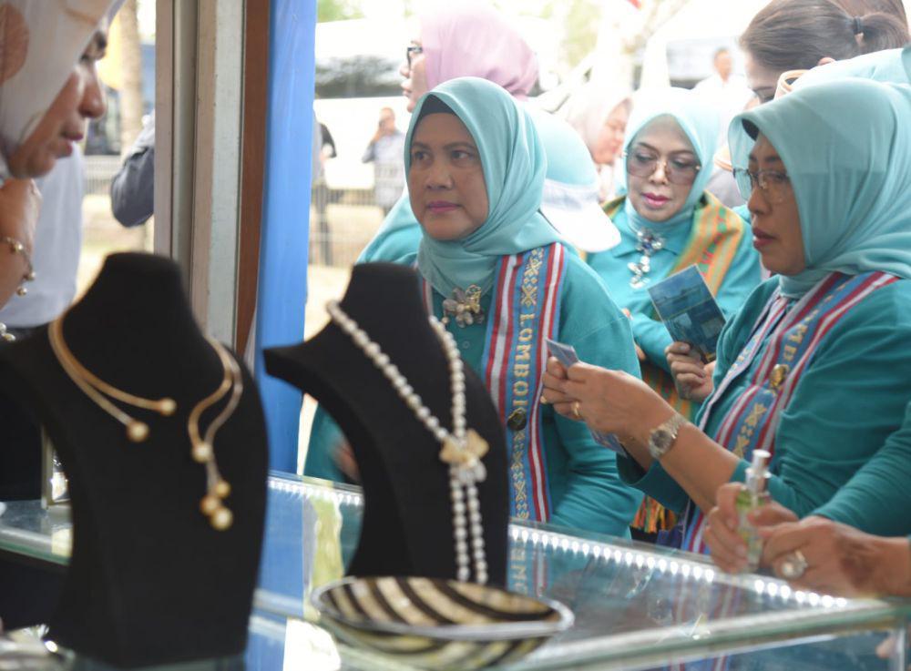 Ibu Negara Iriana Jokowi Panen Mutiara di Lombok