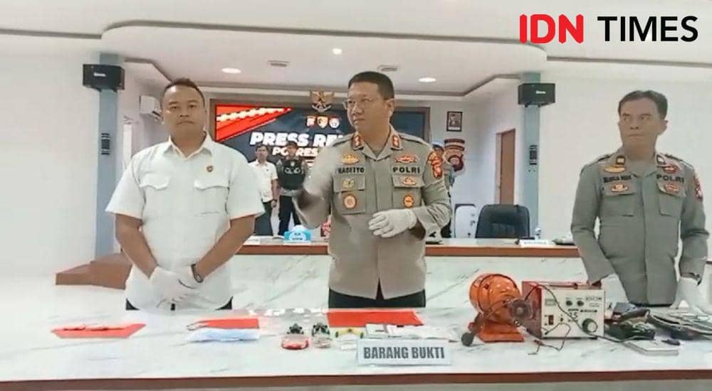 Kapolres Sintang, AKBP Dwi Prasetyo mengungkap kasus emas palsu. (IDN Times/istimewa).