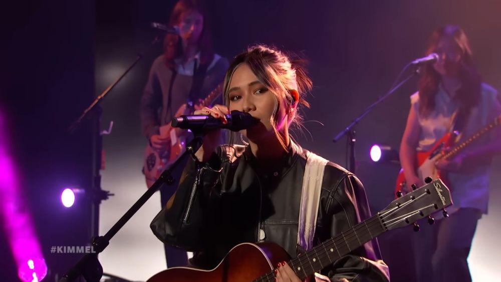 Potret Penampilan NIKI di Jimmy Kimmel Live, Artis Indonesia Pertama!