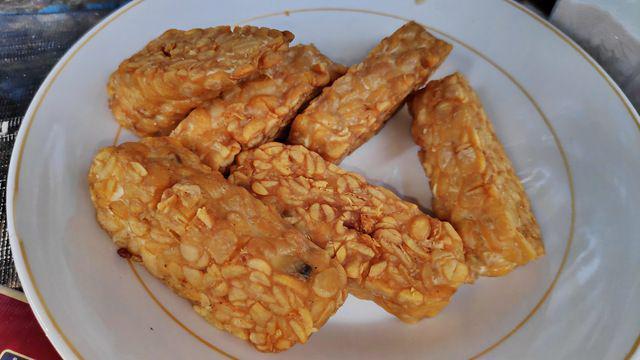 5 Tips Menggoreng Tempe Tebal yang Tetap Renyah dan Matang Merata