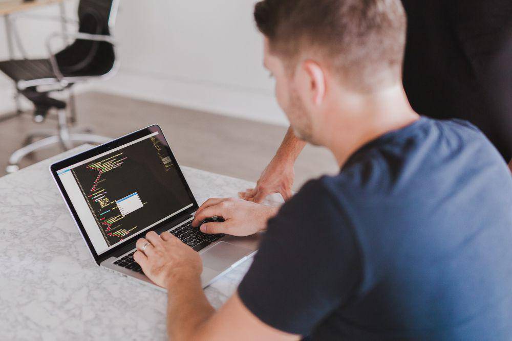 ilustrasi programmer (pixabay.com/StockSnap)