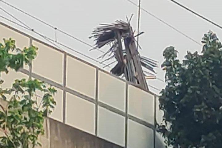 Crane Proyek Gedung Kejagung Jatuhi Jalur MRT, Penumpang Dievakuasi