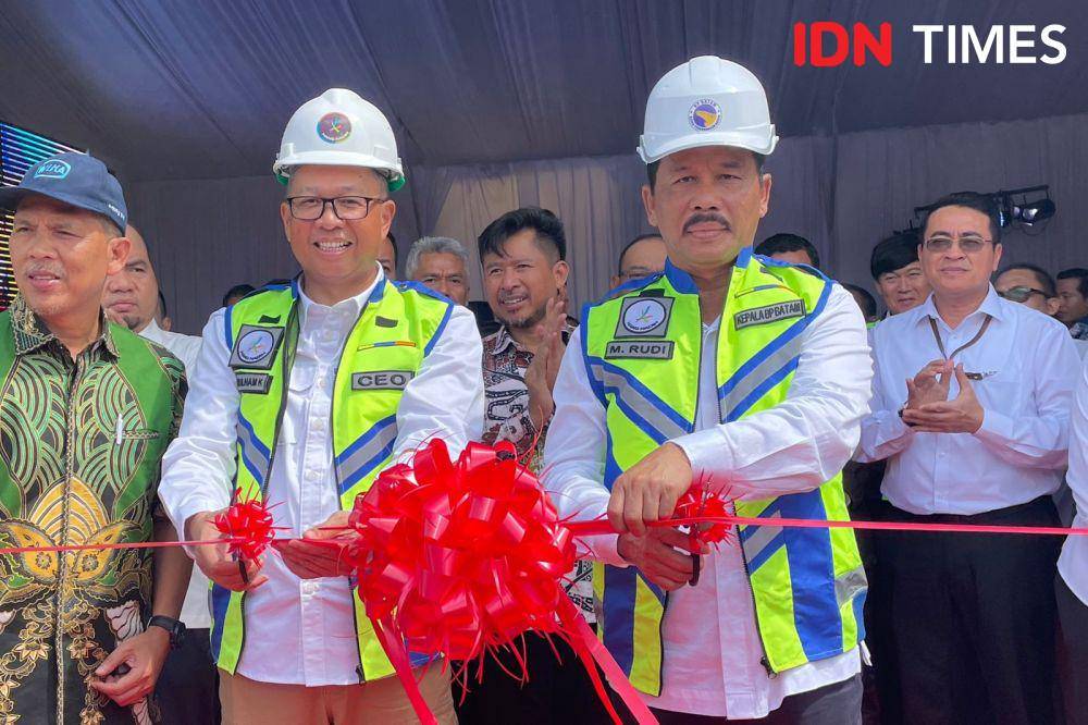 Direktur Utama PT BIB, Pikri Ilham Kurniansyah (kiri) bersama Kepala BP Batam, Muhammad Rudi (kanan) (IDN Times/Putra Gema Pamungkas)
