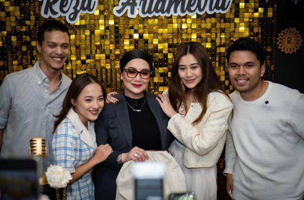 7 Potret Pesta Ulang Tahun Ke-49 Reza Artamevia, Ada Calon Mantu