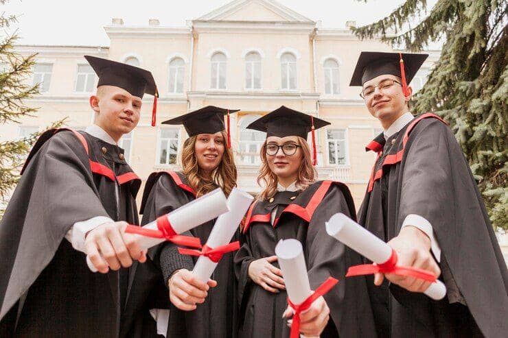ilustrasi empat orang mahasiswa berfoto bersama di hari kelulusan (freepik.com/freepik)