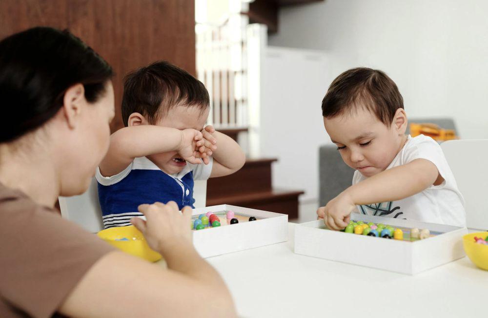 6 Cara Mengatasi Anak yang Rewel karena Mengantuk di Tempat Umum