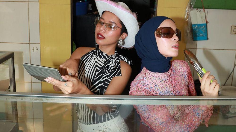 8 Potret Tantri Namirah Pemotretan di Warteg, Minum Es Teh di Plastik