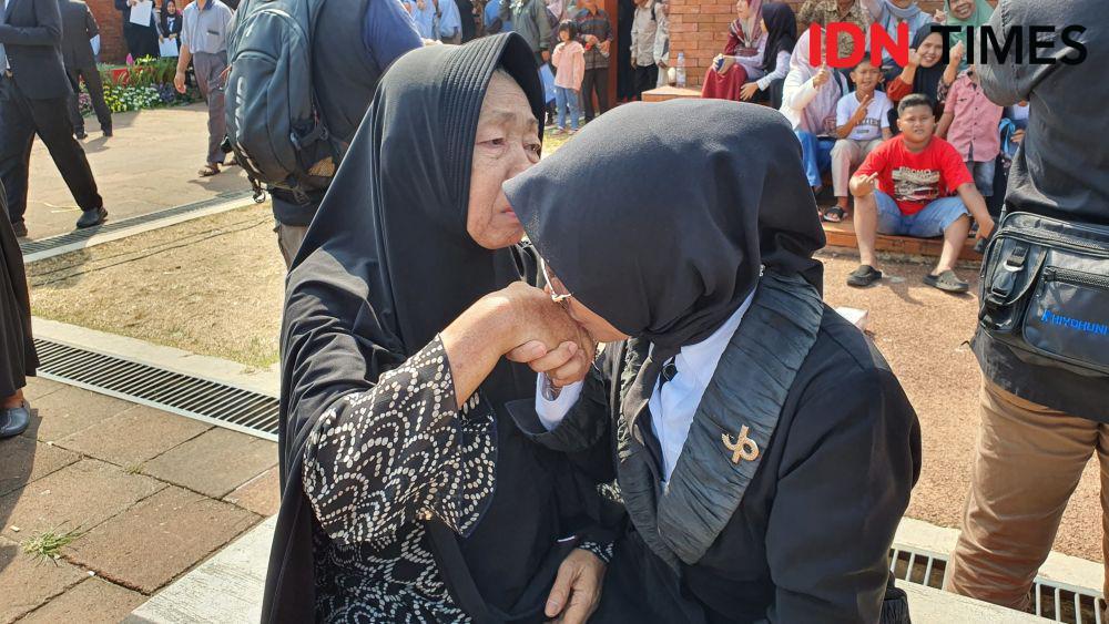 19 Tahun Jadi Honorer, Guru di Majalengka Menangis Terima SK