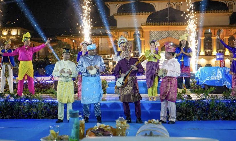 Menteri Sandiaga Uno Petik Gitar Gambus Membuka Gelar Melayu Serumpun