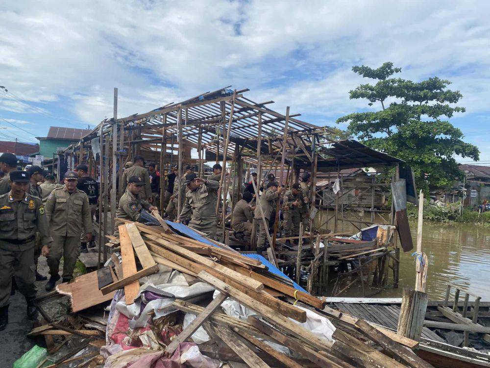 Pembongkaran bangunan di bantaran sungai di Banjarmasin oleh Satpol PP, Kamis (30/5/2024).