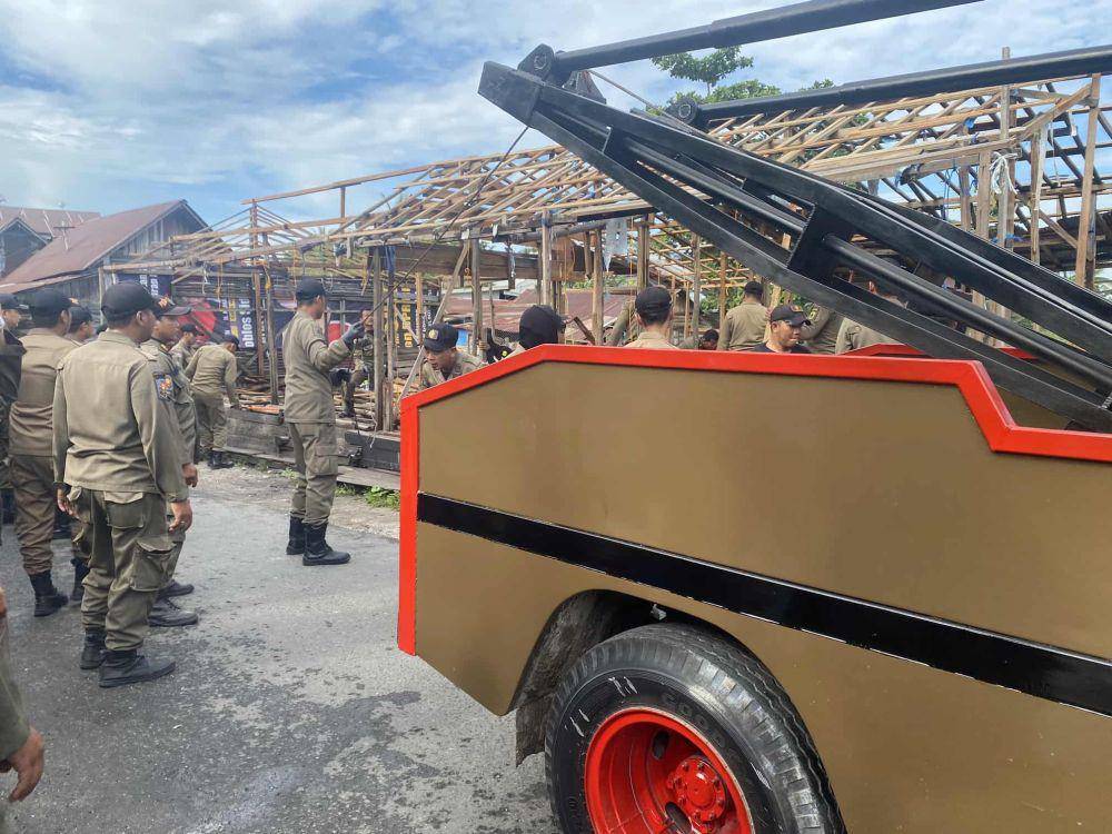 Ditarik dengan truk derek, bangunan diatas sungai yang ditertibkan Satpol PP Kota Banjarmasin.