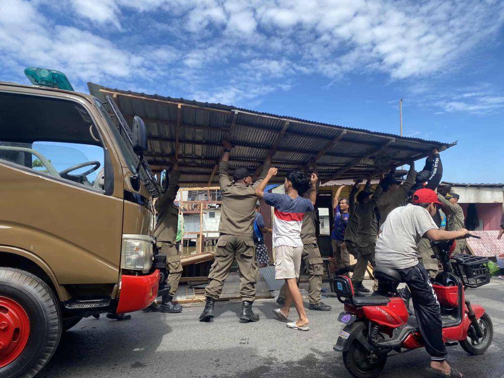 Penertiban bangunan diatas sungai oleh Satpol PP Kota Banjarmasin.