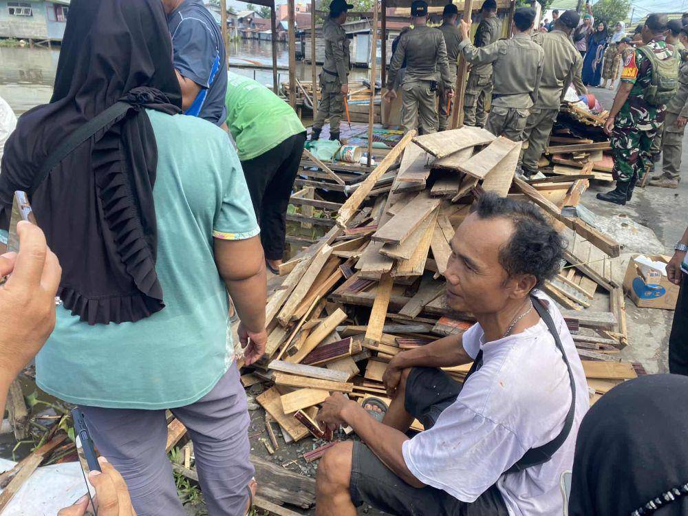 Salah satu pemilik kios sedang beristirahat usai membongkar sendiri kiosnya.