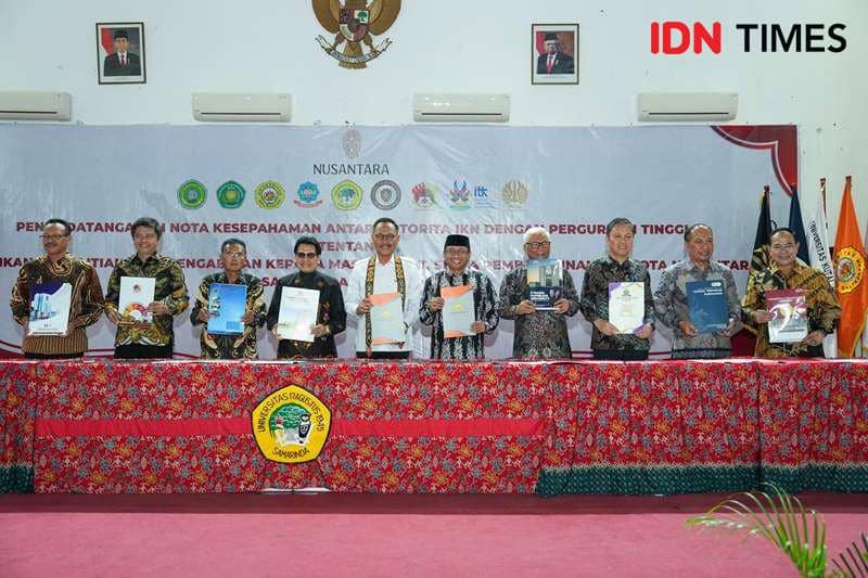 Kepala OIKN Bambang Susantono foto bersama 9 rektor PT usai penandatanganan MoU. Foto Humas OIKN (IDN Times/Ervan)