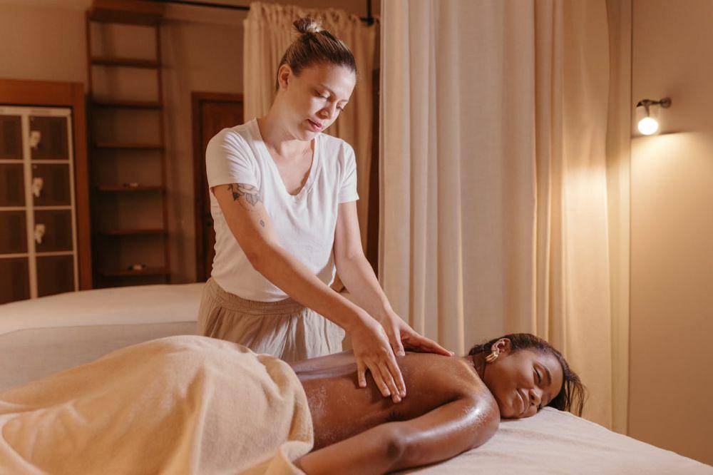 ilustrasi spa therapist (pexels.com/Jonathan Borba)