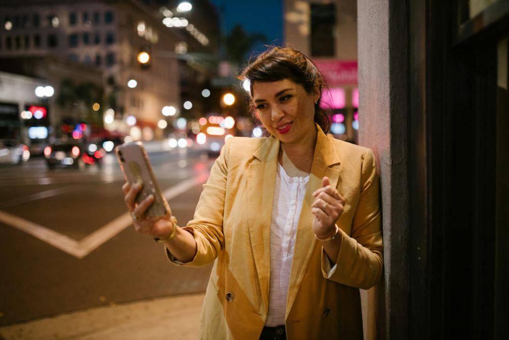 Ilustrasi video call dengan teman(pexels.com/RENE Stock Project)