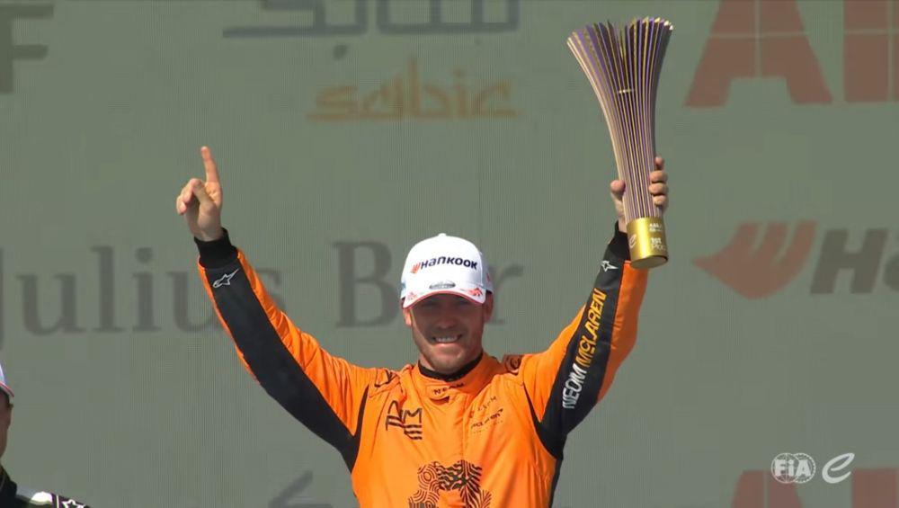 Sam Bird mengangkat trofi kemenangan E-Prix Sao Paulo 2024. (dok.youtube.com/Formula E)