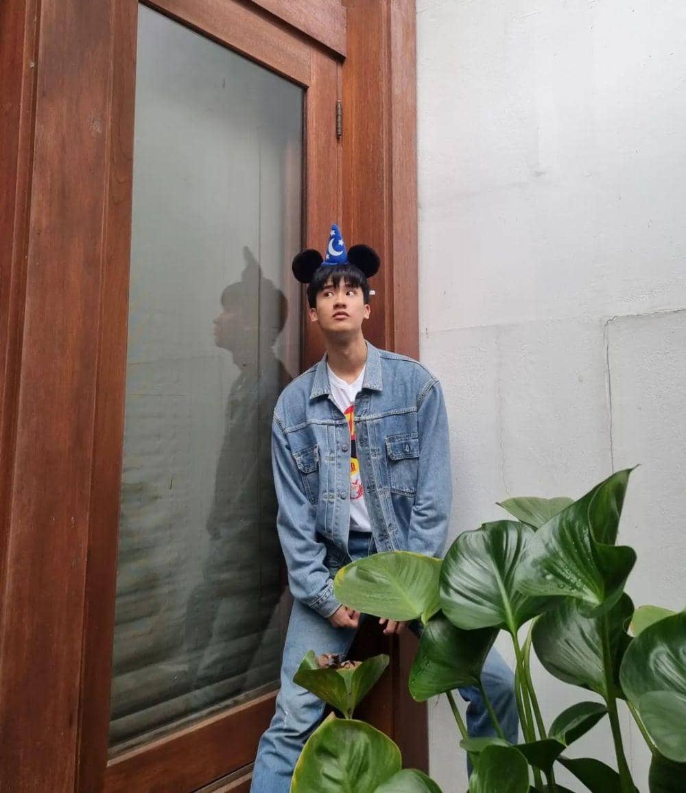 jaket denim ala Tawan Vihokratana (instagram.com/tawan_v)