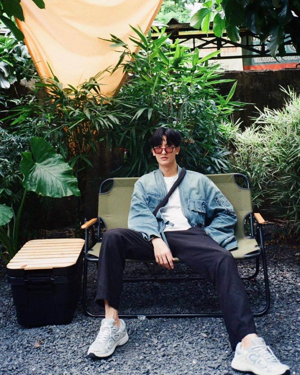 jaket denim ala Tawan Vihokratana (instagram.com/tawan_v)
