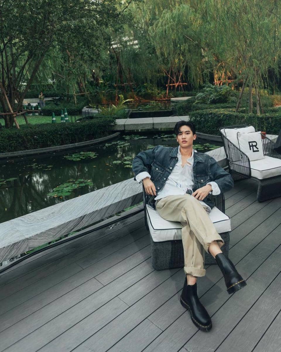 jaket denim ala Tawan Vihokratana (instagram.com/tawan_v)