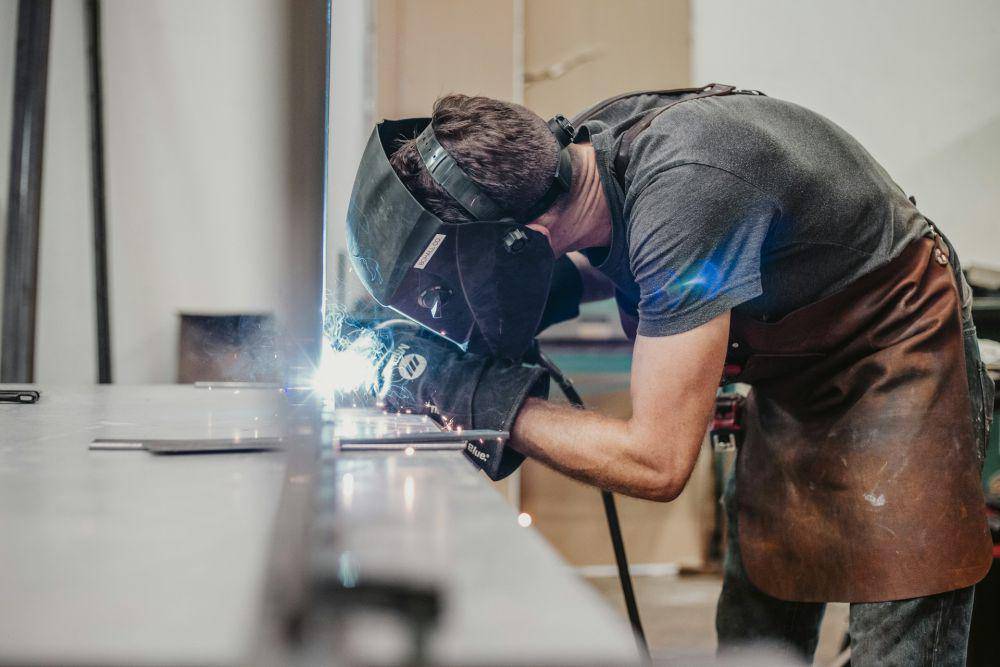 ilustrasi bekerja sebagai welder (unsplash.com/Syd Mills)