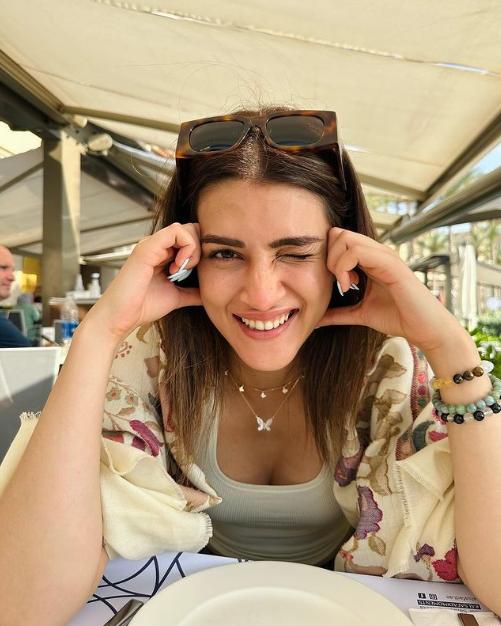 10 Potret Aktris Kriti Sanon, Pramugari Cantik di Film Bollywood Crew