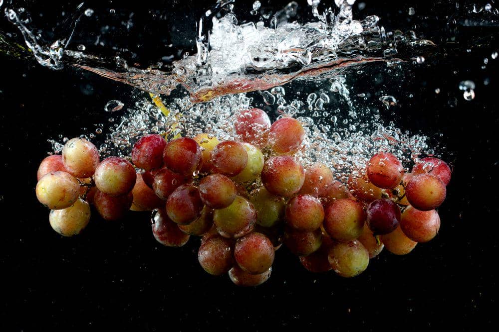 ilustrasi anggur di rendaman air garam (freepik.com/KamranAydinov)