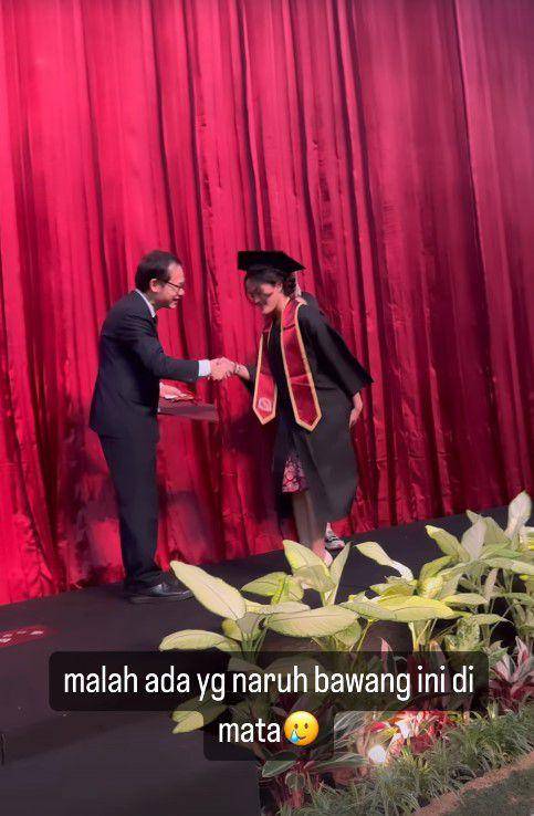 wisuda SMA anak Ussy (Instagram.com/ussypratama)