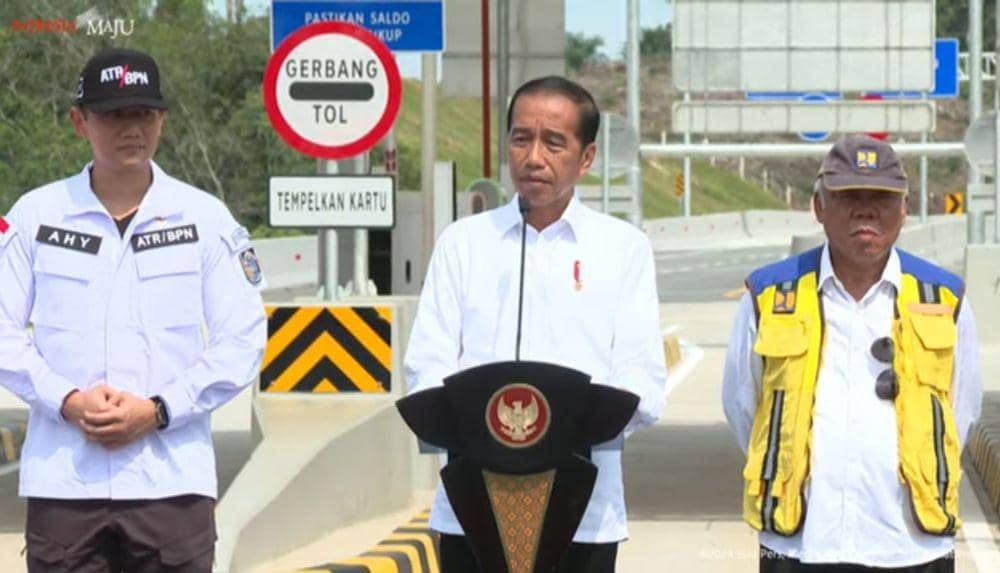 Didampingi AHY dan Basuki, Jokowi juga meresmikan Inpres Jalan Daerah di Provinsi Riau (IDN Times/ dok sekretariat presiden)