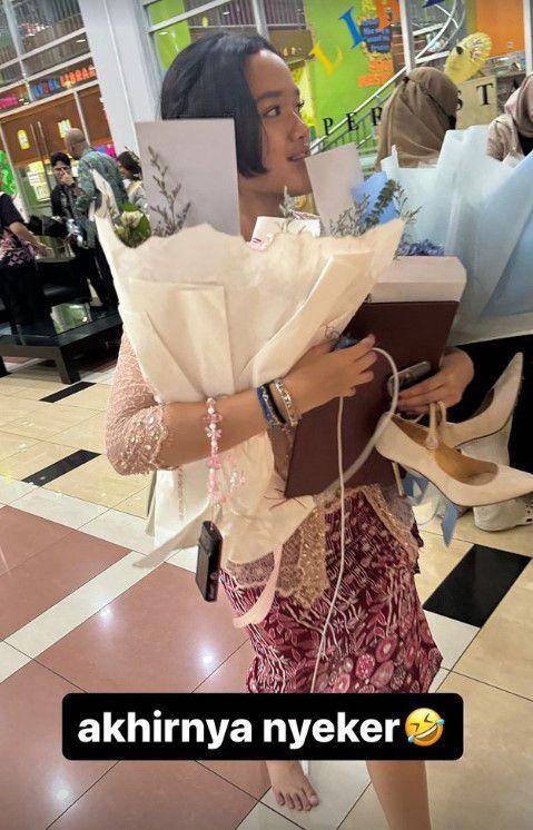 wisuda SMA anak Ussy (Instagram.com/ussypratama)