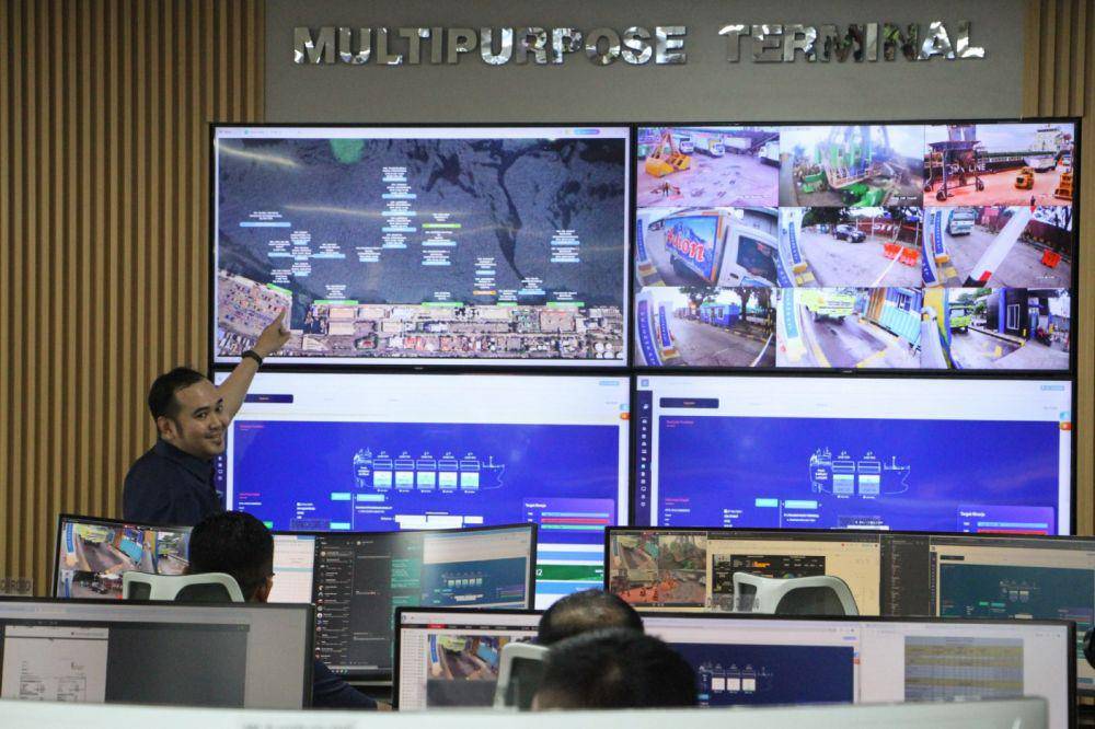 Petugas memantau aktivitas di area kerja PT Pelindo Multi Terminal (SPMT) Branch Makassar melalui layar monitor di ruang kontrol Makassar New Port (MNP) di Makassar, Sulawesi Selatan, Selasa (28/5/2024). (ANTARA FOTO/Arnas Padda)