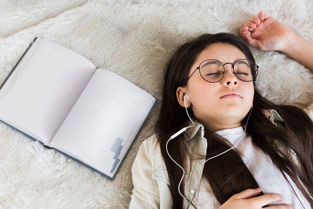 Ilustrasi wanita sedang tidur (freepik.com/freepik)