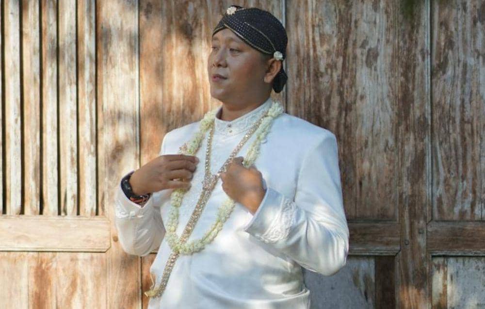 Ilustrasi pria memakai beskap (pexels.com/Ditta Alfianto)