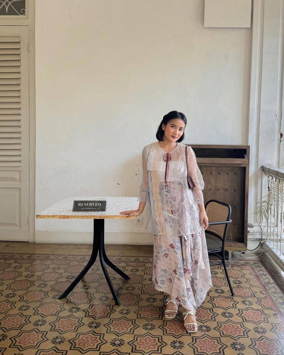 outfit lace untuk kondangan ala Jesica Ceren (instagram.com/jesicaceren)