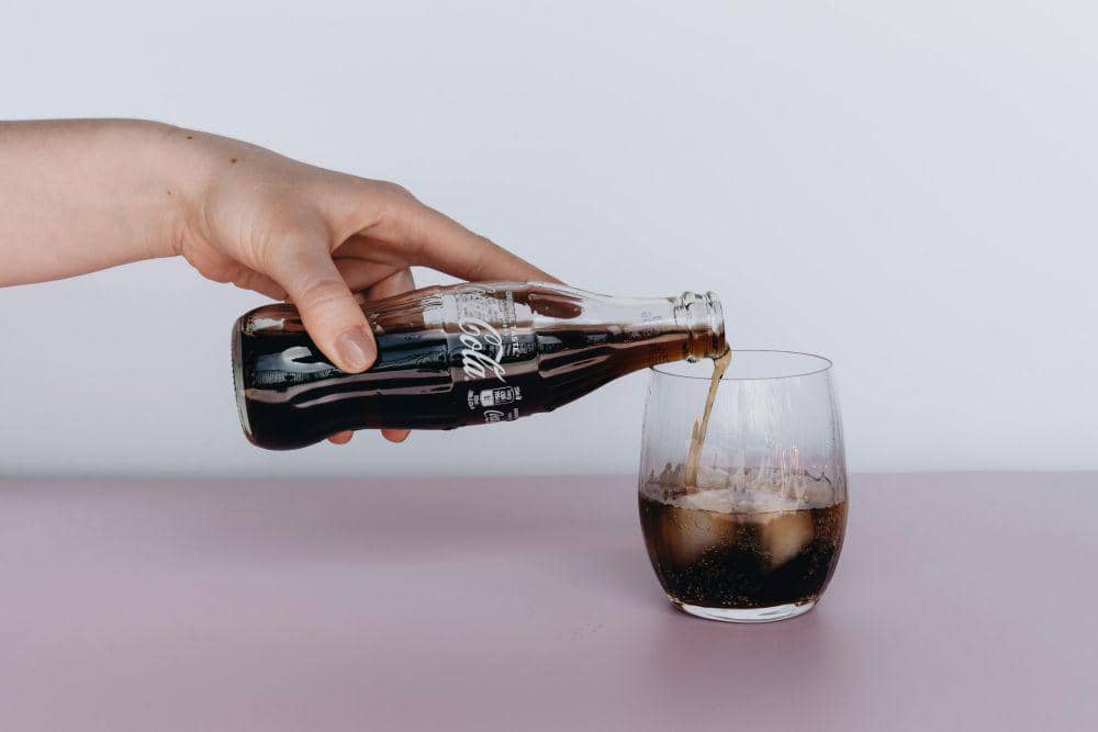 Potret Coca-Cola yang dituangkan dalam gelas (pexels.com/Alleksana)