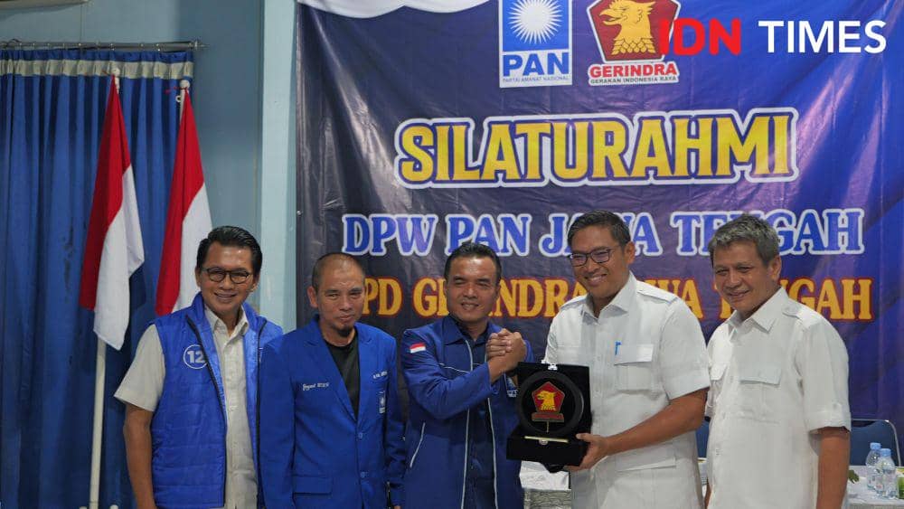 Ketua Gerindra Jateng Sudaryono juga berikan cinderamata ke PAN. (IDN Times/Fariz Fardianto)