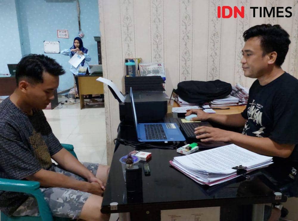 Tersangka M Arya Yudha Wicaksono menjalani pemeriksaan oleh petugas Unit PPA Satreskrim Polresta Bandar Lampung. (IDN Times/Tama Yudha Wiguna).